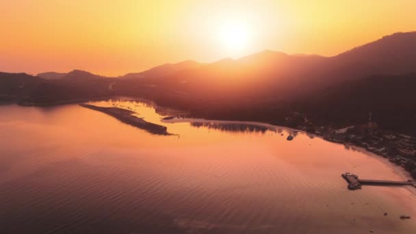 Langsamer Flug aus der Luft über eine Insel im Gegenlicht des Ozeans. Sonnenuntergang über Bäumen Strand, Landschaft goldene Stunde. — Stockvideo
