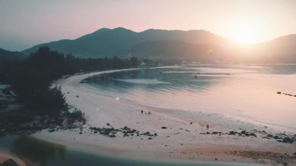 Flygfoto solnedgång över sandstrand och hav berg med träd, gyllene timme. Landskap för vilda djur. — Stockvideo