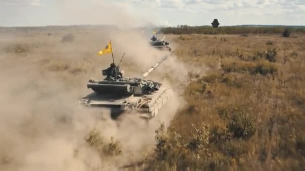 Três tanques montados em areias do deserto vista aérea de poeira. Torre girando no tanque de acionamento — Vídeo de Stock