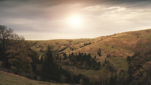 Usiness mand slappe af, meditere yoga bjerg peak. Efterår natur landskab. Fritid ferie – Stock-video