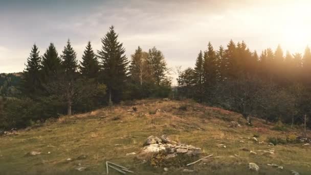 Podzimní Karpaty na vrcholku západu slunce. Vzdušná divoká příroda. Venkovská vesnice — Stock video