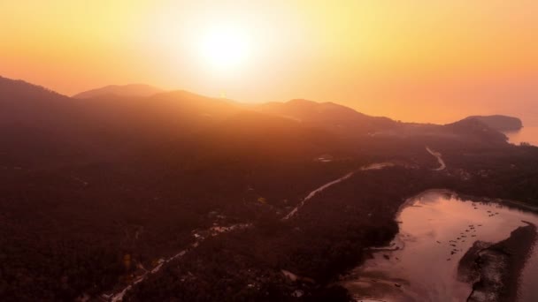 Vista aérea puesta de sol sobre la isla vuelo al mar. Colorido sol de la mañana sobre la costa, hora dorada, retroiluminado. — Vídeos de Stock