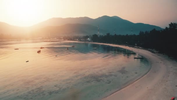 Pôr do sol aéreo sobre a baía com praia área montanhosa com árvores, hora de ouro. Céu cinematográfico, verão crepúsculo — Vídeo de Stock