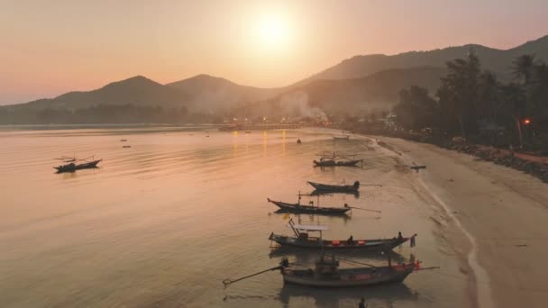 Vista aerea tramonto sulla spiaggia di mare, barche pescatori vicino alla riva, ora d'oro. Casa montagna retroilluminata — Video Stock