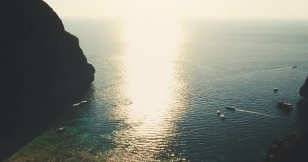 Panorama de la bahía oceánica aérea en luz del atardecer. Barcos navegando cerca de la playa laguna tropical, acantilados de montaña — Vídeos de Stock