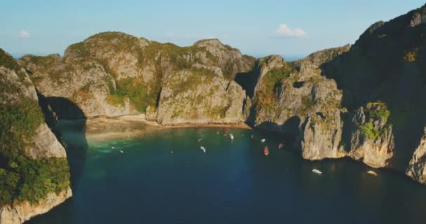Полет воздушного беспилотника острова Пхи Пхи. Залив Майя, окруженный известняковой скалой, Обиби, Таиланд — стоковое видео