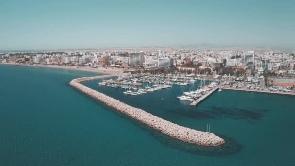 Λέσχη θαλαμηγών στην Εναέρια Μαρίνα Μπέι. Γαλαζοπράσινα νερά γεμάτα από πολυτελή σκάφη. Λάρνακα, Κύπρος — Αρχείο Βίντεο