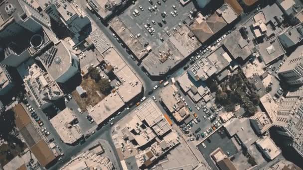 Vista de arriba hacia abajo calles de la ciudad, carreteras, edificios, coches. Paisaje urbano de Larnaca aérea, Chipre. Centro urbano — Vídeo de stock