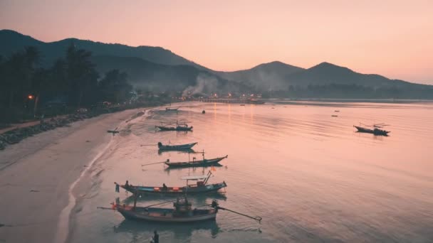 Barcos com vista aérea perto do litoral em torno de montanhas e árvores. Noite calma oceano bela paisagem. — Vídeo de Stock