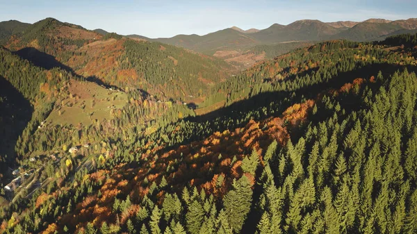 Sol árboles de montaña de otoño en las cordilleras. Aerial nadie naturaleza paisaje. Carretera en Mount Valley Village —  Fotos de Stock