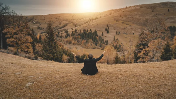 El hombre de negocios levanta las manos en la antena de Sun Mountain. Recreación rural en el campo naturaleza paisaje —  Fotos de Stock