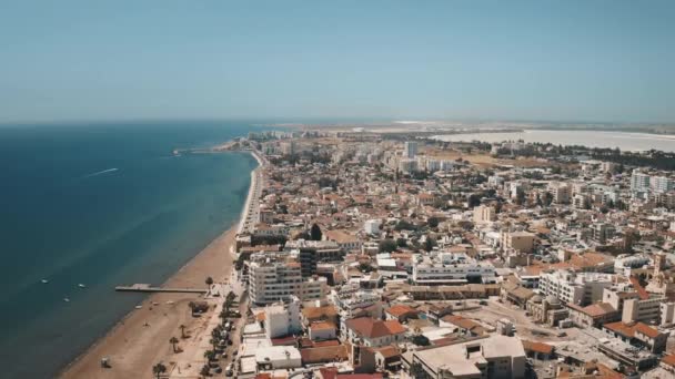Arquitectura aérea, frente al mar y del centro de la ciudad. Larnaca, Chipre. Edificios de techo rojo — Vídeos de Stock