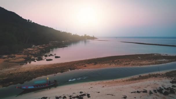 Céu lilás do por do sol sobre o mar e a praia, aéreo. Montanhas por oceano. Luz solar rosa sobre a água calma. — Vídeo de Stock