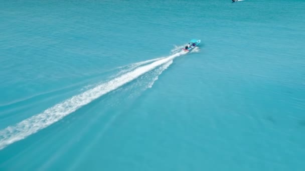 Vue aérienne bateaux à moteur avec des touristes flottent sur l'eau bleue pour se rencontrer. Excursions en bateau en taxi rapide. — Video