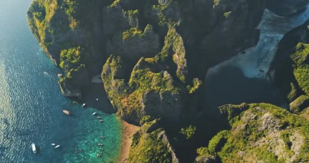 Ljus sol lyser på klippor och azurblå havsvatten, flygutsikt. Gräs på berg nära blå hav. — Stockvideo