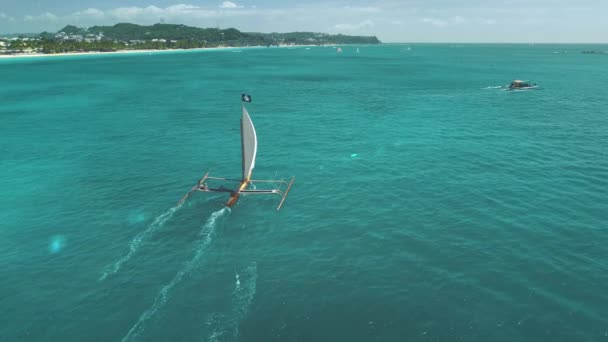Αεροφωτογραφία, ιστιοφόρο στη θάλασσα, πράσινο νησί των βουνών. Drone πετούν πάνω από όμορφο γαλάζιο νερό του ωκεανού. — Αρχείο Βίντεο