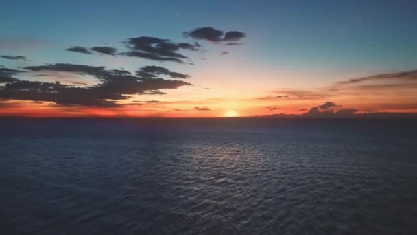 海の上に空中オレンジの夕日。青い海の上の夕方劇的な空。シネマティックドローン飛行水 — ストック動画