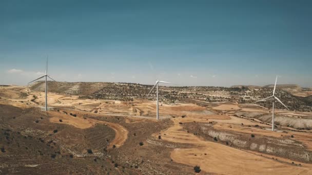 Luchtwindparken in de woestijn. Bron schone energie. Turbines roteren generatoren voeden elektriciteit. — Stockvideo