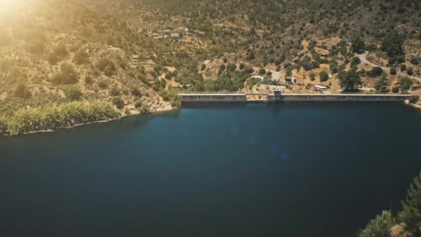 Luftaufnahme, Staudamm am Fluss in den Bergen. Natürliches klares blaues Wasser. Regulierung fließt, Sonnenlicht — Stockvideo