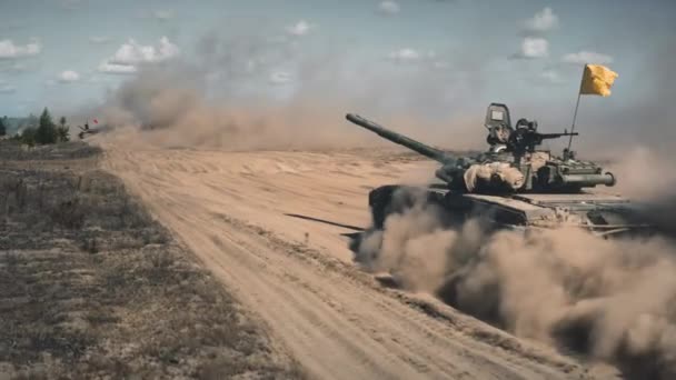 Tank kumlu yolda gidiyor. Askeri savaş aracının tozu. Stratejik savaş tatbikatları. — Stok video