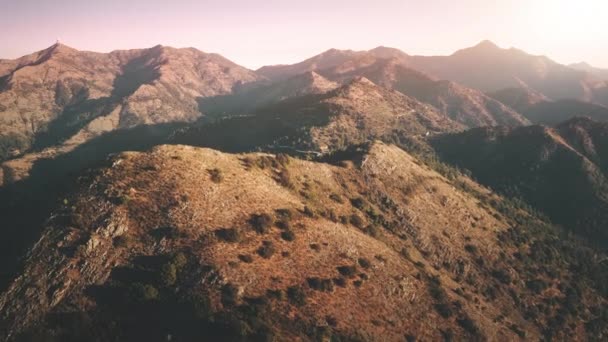 Cordillera aérea, picos marrones. Cielo rosado, luz solar. Sombra en las colinas. Fondo de naturaleza mágica. — Vídeos de Stock