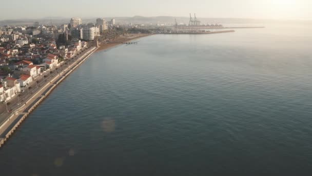 Vista aérea, cidade costeira por mar. Praia e cais, luz solar. Seascape, resort por mar. Turismo. — Vídeo de Stock