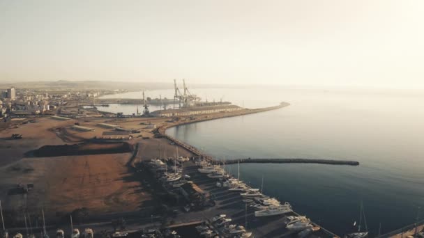 Estacionamento aéreo no porto para barcos e iates, zoom out. Porto marítimo, cidade costeira, luz solar. Viagem — Vídeo de Stock