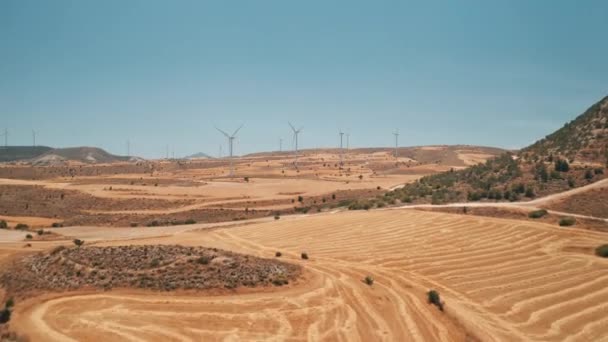 Windturbines in geel veld, blauwe lucht, zoom in. Alternatieve energieproductie. Elektriciteit. Vermogen — Stockvideo