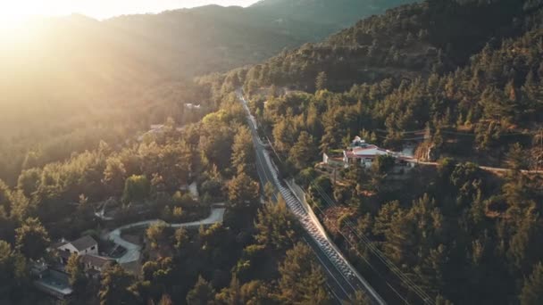 Aerial hotel kompleks i bjerge, solstråler. Grøn tæt skov. Udviklet infrastruktur. Rejse – Stock-video