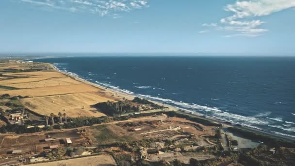 Luftlinie gelbe Steppe und blaues Meer. Wilder Strand, Parkplatz im Freien am Meer. Drohne fliegt über Bucht — Stockvideo