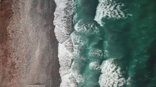 Costa aérea, olas azules y arena de bronce. Ondas de espuma blanca en el agua del océano, kitesurf — Vídeos de Stock