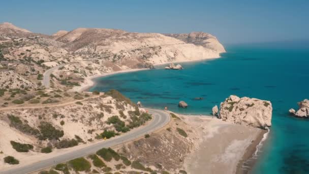 Praia da lagoa azul. Estrada na rocha Afrodite, costa de Chipre. Viagem de fim de semana Europa, passeios naturais. — Vídeo de Stock