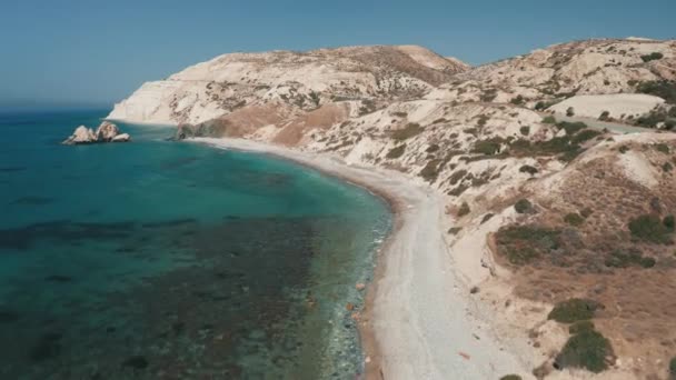 Turkoois zee water kust. Bezienswaardigheid Cyprus, rock Aphrodite. Azure kleur oceaan. Natuur mooi — Stockvideo