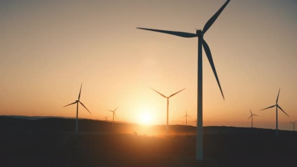 Moinhos de vento em campo à noite close-up. Luz suave do pôr-do-sol. Rotação da hélice. Energia eólica. Ecologia — Vídeo de Stock