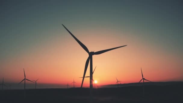 Turbinas eólicas en el primer plano del valle. Colorida rosa puesta de sol suave luz. Energía verde eólica. Recursos ecológicos. — Vídeo de stock