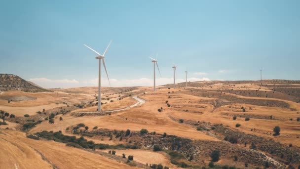 Luftaufnahme, Windräder in der Wüste. Windkraft. Alternative Erzeugung grüner Energie. Strom — Stockvideo
