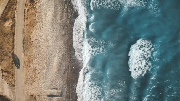 Воздушные мощные волны океана бьются о песчаный берег. Белая пена на голубом море. Солнечный берег. — стоковое видео