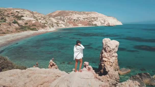 Hipster mujer mira a Stone Afrodita, visto desde atrás. Hermoso vestido ondulante a la luz del día. Europa — Vídeos de Stock