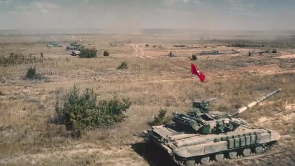 Výcvik nebo demonstrace obrněných obranných tanků na bojišti — Stock video
