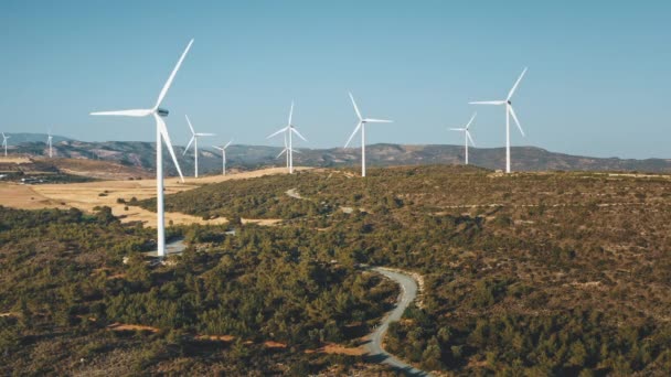 Vindturbiner på bergsryggen. Knivarna roterar. Kraften, källa grön energi. Genererar. Tidsfrist — Stockvideo