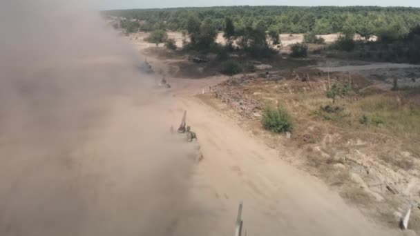 Combattimento carri armati blindati macchinari militari con le truppe che guidano su polverosa area di battaglia di sabbia — Video Stock