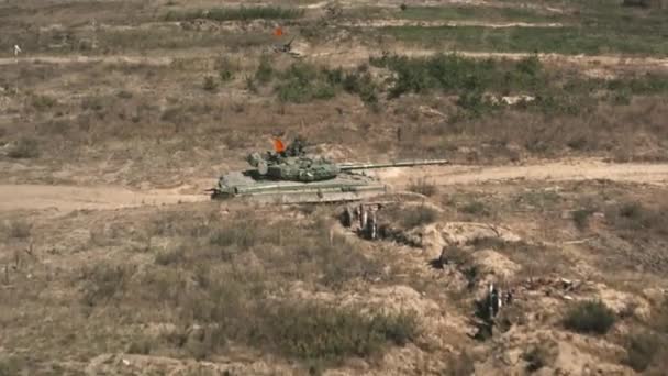 Tanques de maquinaria de combate pesado militar blindado estratégico com tropas no campo de batalha de guerra — Vídeo de Stock