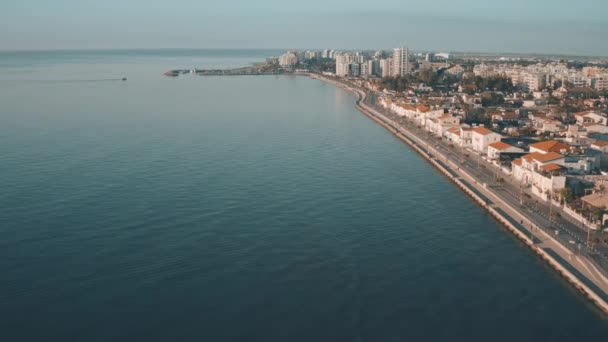 Drone vista del paesaggio urbano Larnaca mare e riprese di riva, molo portuale sulla costa — Video Stock