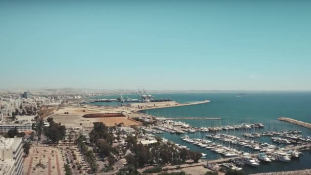 Drone kilátás városi kikötő móló modern fehér jachtok vitorlások tengerparti Larnaca város — Stock videók