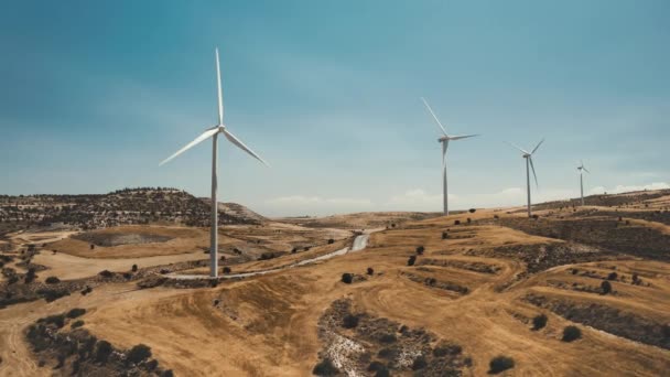 Windmühlen in brauner Wüste. Windkraft. Generatorblätter rotieren. Alternative Energien. Windparks. — Stockvideo