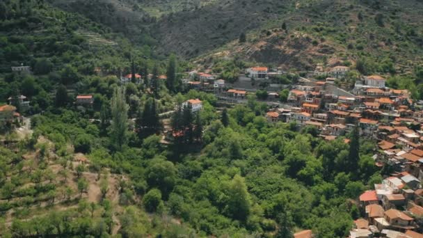 Αεροφωτογραφία των ορεινών οικιών στην καταπράσινη ορεινή περιοχή του Τροόδους — Αρχείο Βίντεο