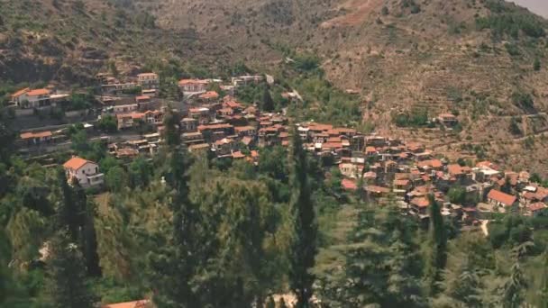 Stijgen antenne van Highland Town dorp op de berg heuvel gebied in Troodos Mount Olympus — Stockvideo