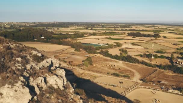 Vista aérea de drones de campos amarillos en la zona desértica montañosa, tiempo de cosecha en Chipre — Vídeos de Stock