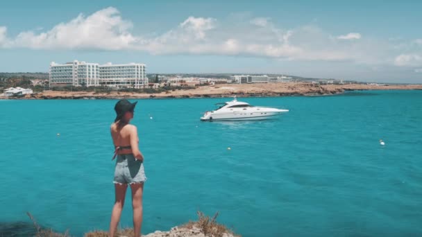 Femmina viaggio blogger turista godere di una splendida vista paesaggio naturale della costa del mare in Ayia Napa — Video Stock