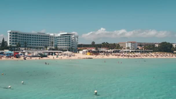 Drohne Luftaufnahme der schönen Küste Meer Nissi Strand blaues Wasser Blick in Ayia Napa, Zypern — Stockvideo